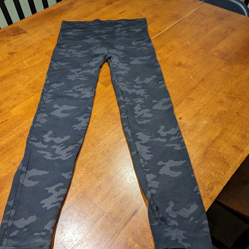 Spanx Black Camo Leggings Size L